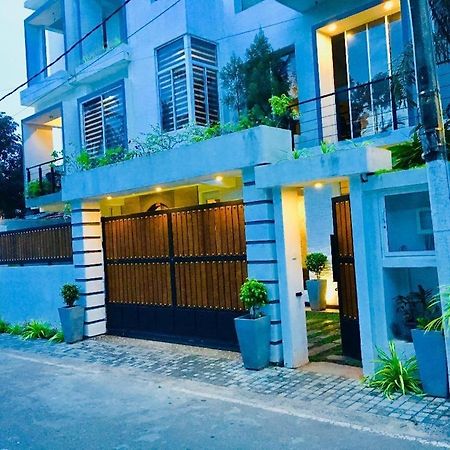 8 Plus Luxury Apartments Negombo Esterno foto