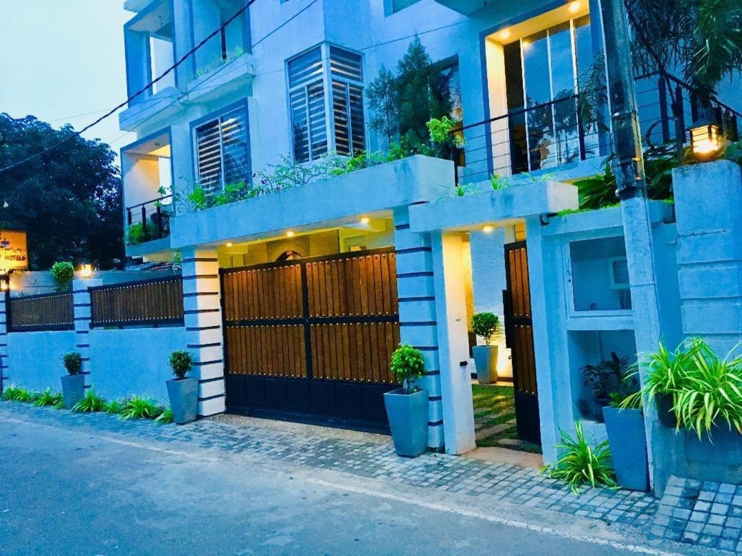 8 Plus Luxury Apartments Negombo Esterno foto