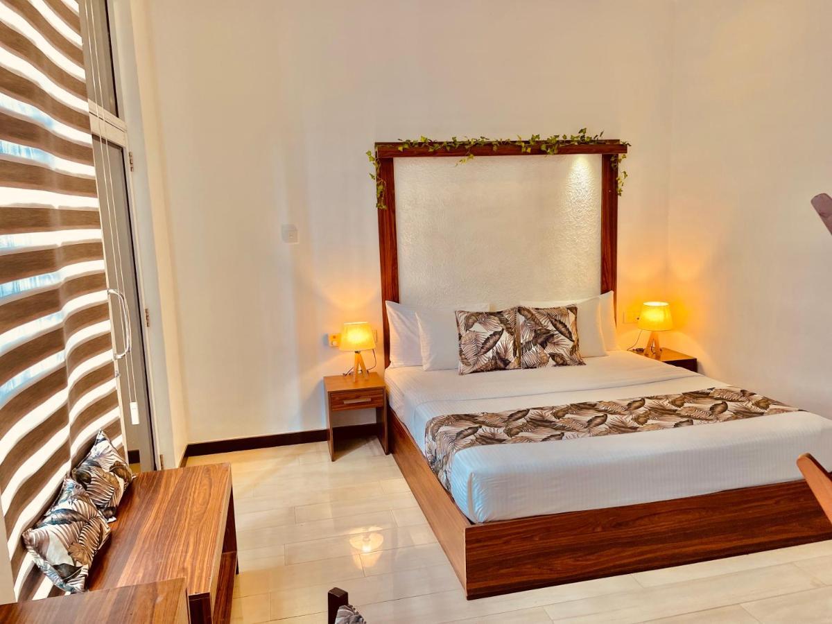 8 Plus Luxury Apartments Negombo Esterno foto