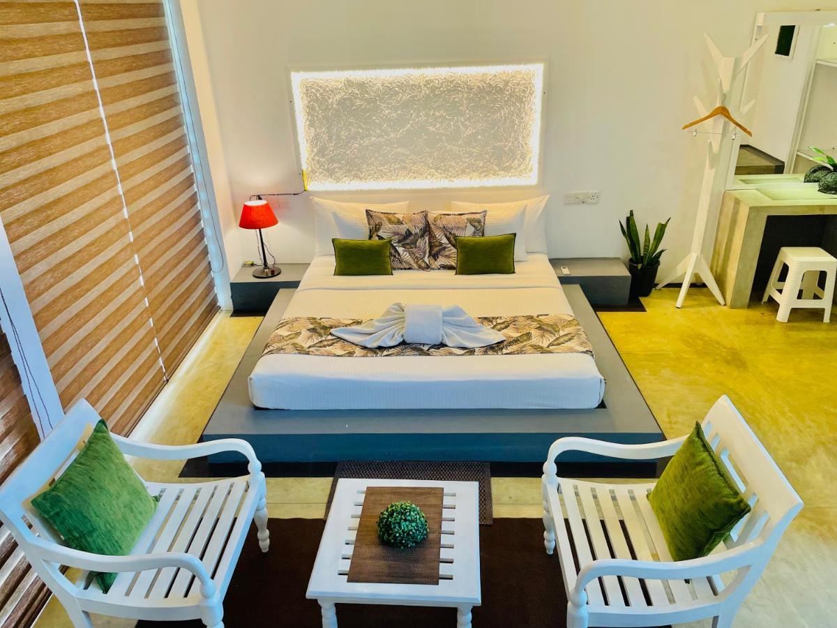 8 Plus Luxury Apartments Negombo Esterno foto