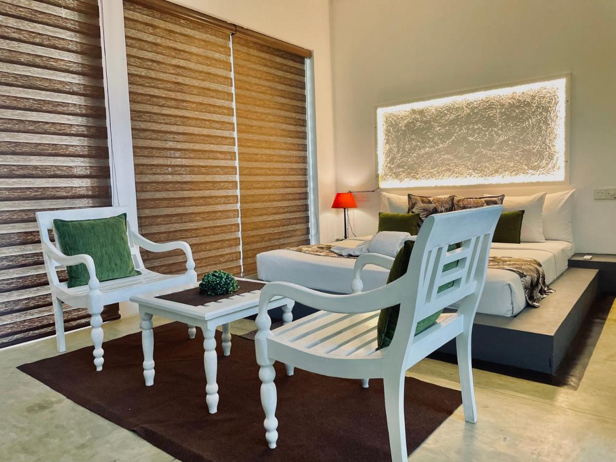 8 Plus Luxury Apartments Negombo Esterno foto