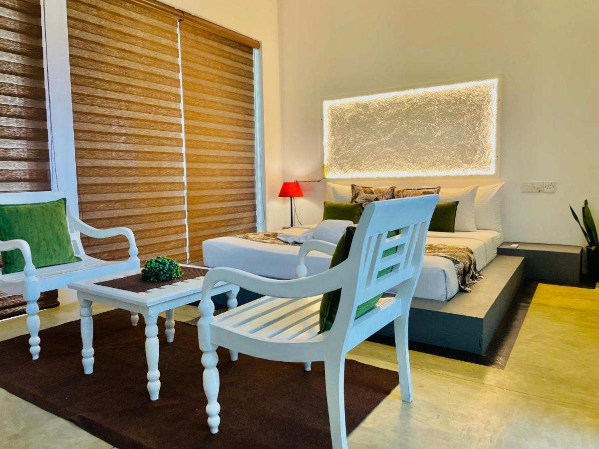 8 Plus Luxury Apartments Negombo Esterno foto