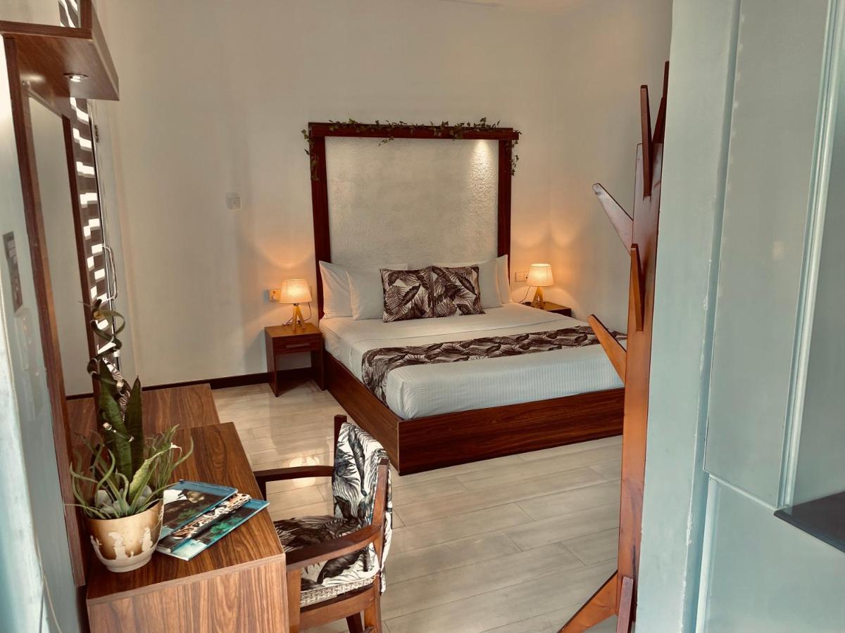 8 Plus Luxury Apartments Negombo Esterno foto