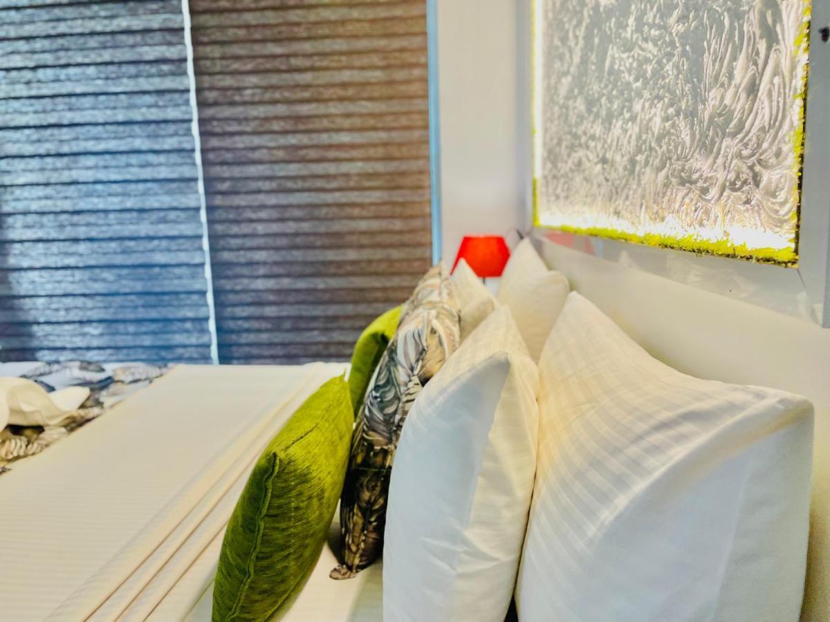 8 Plus Luxury Apartments Negombo Esterno foto