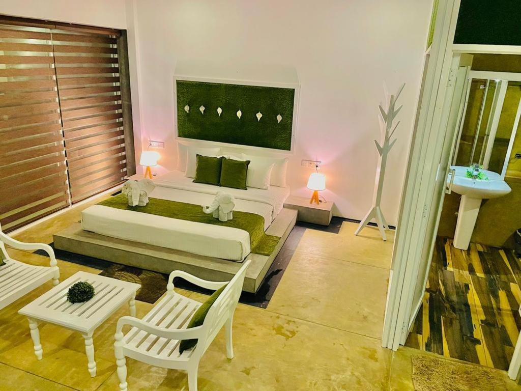 8 Plus Luxury Apartments Negombo Esterno foto