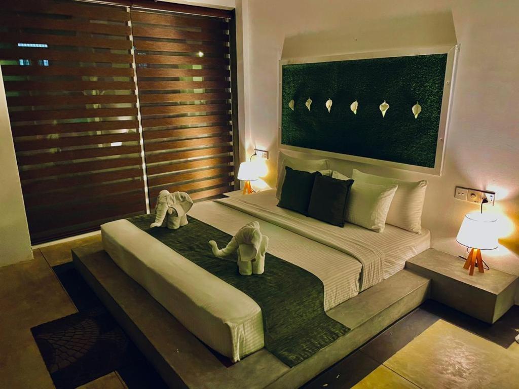 8 Plus Luxury Apartments Negombo Esterno foto