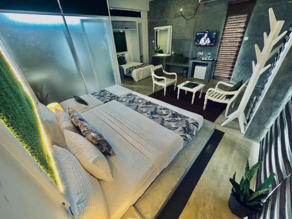 8 Plus Luxury Apartments Negombo Esterno foto