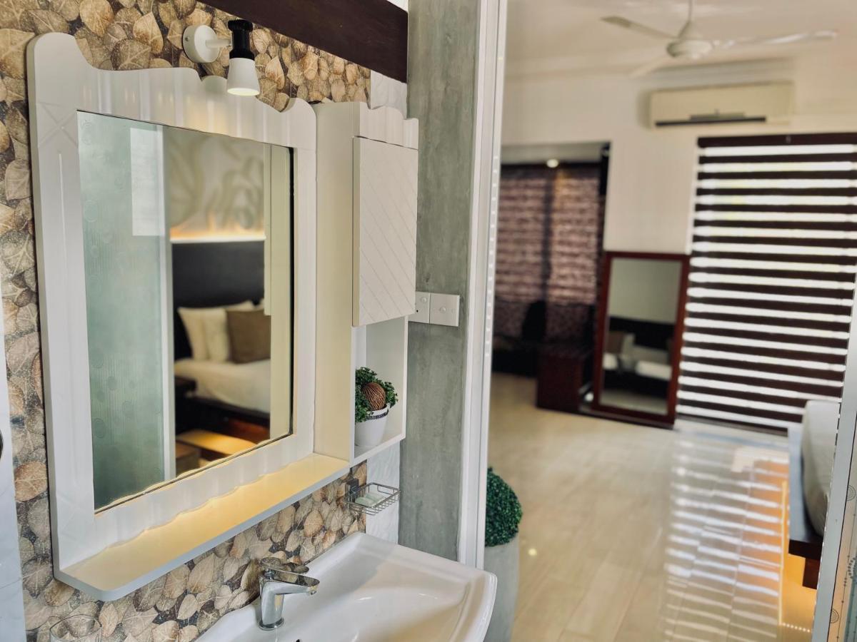 8 Plus Luxury Apartments Negombo Esterno foto