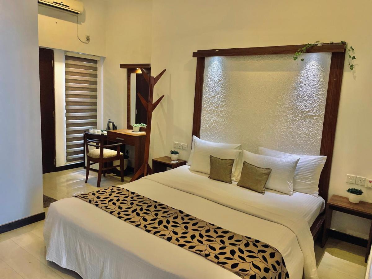 8 Plus Luxury Apartments Negombo Esterno foto