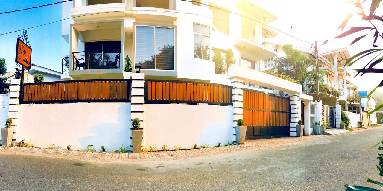 8 Plus Luxury Apartments Negombo Esterno foto